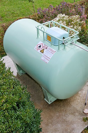 Hochwassersicherer Flüssiggasbehälter auf statisch gefertigter Fundamentplatte im Garten