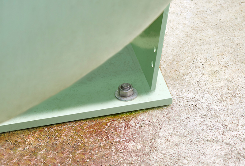 Besfestigung eines hochwassersicheren Flüssiggasbehälters an der Fundamentplatte