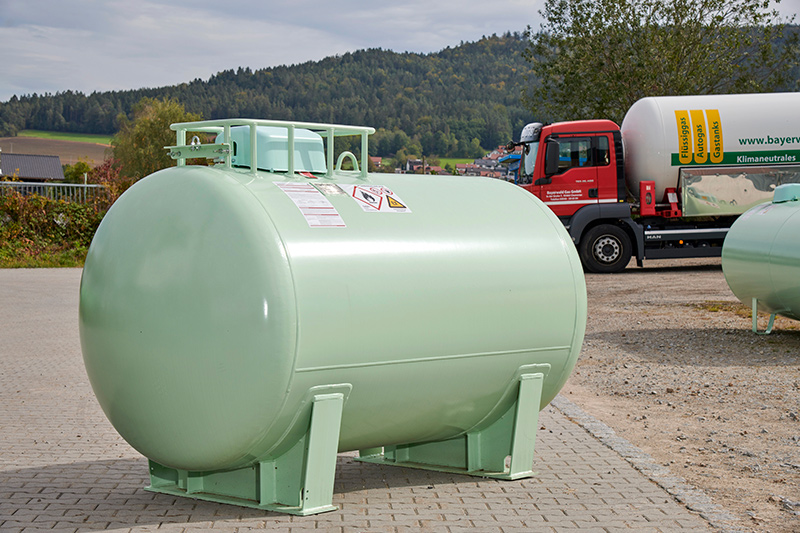 Hochwassersicherer Flüssiggasbehälter auf Steinpflaster
