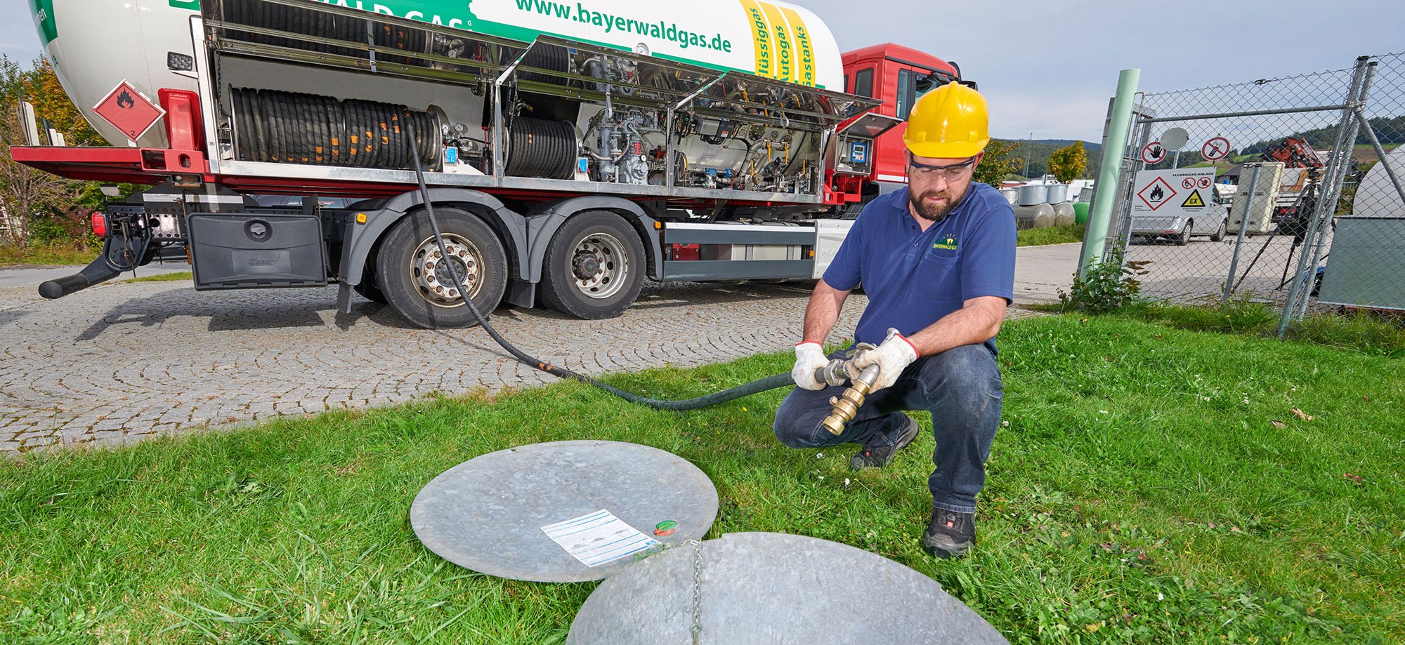 Ein Mitarbeiter von Bayerwaldgas befüllt einen Gastank